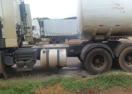 Explosão de pneu em caminhão-tanque deixa dois feridos no Posto Fiscal