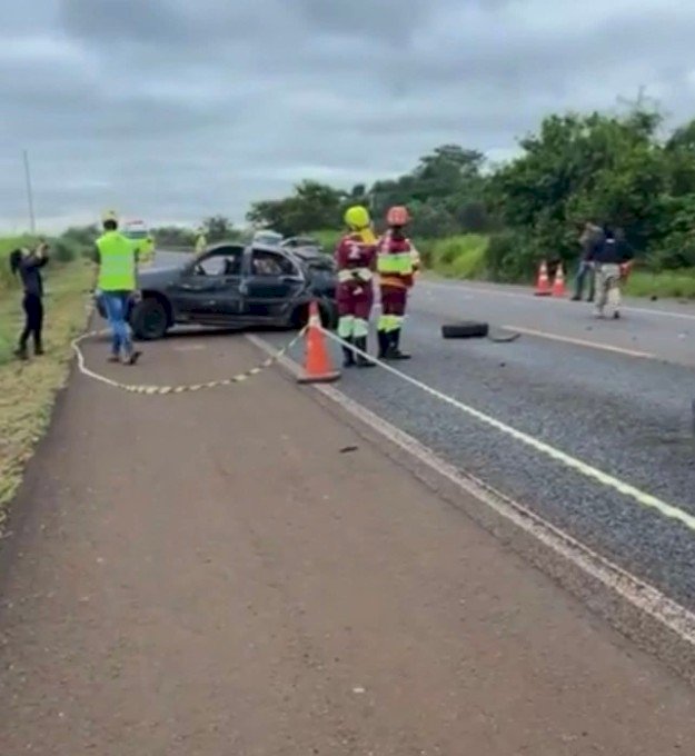 Motorista morre após ser arremessado de veículo e atropelado por caminhão
