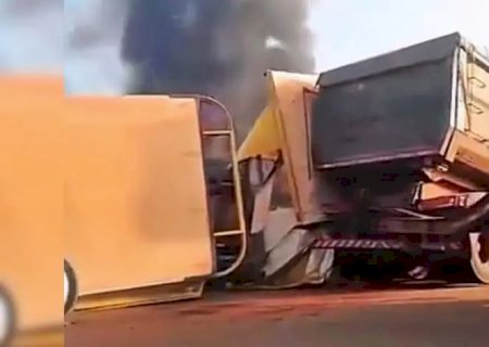 Colisão frontal entre duas carretas no km 160 na BR-262 mobilizou PRF, ambulância e Corpo de Bombeiros