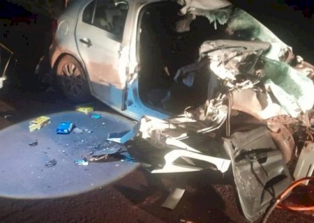 Acidente entre carreta e carro deixa três mortos e dois feridos na BR-262