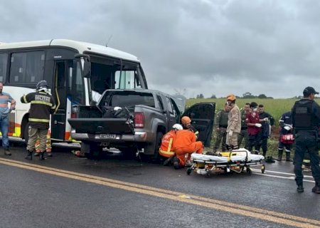Acidente entre ônibus e caminhonete mata uma pessoa  no entroncamento da BR-163 com a MS-040
