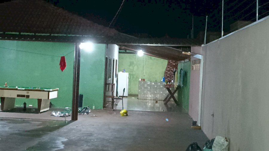 Dupla chega em festa atirando e atentado deixa um morto e dois feridos em Dourados