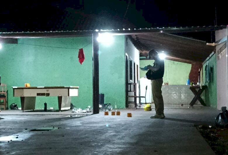 Dupla chega em festa atirando e atentado deixa um morto e dois feridos em Dourados