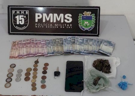 Polícia Militar prende casal por tráfico de drogas e recupera motocicleta roubada
