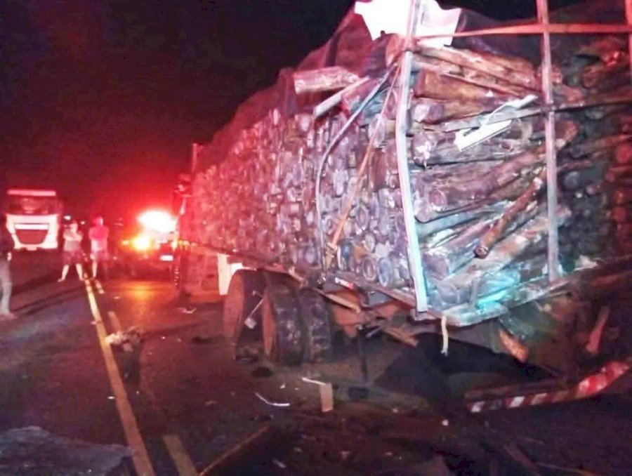 Acidente entre van da saúde, caminhão e picape matou quatro pessoas na MS-156