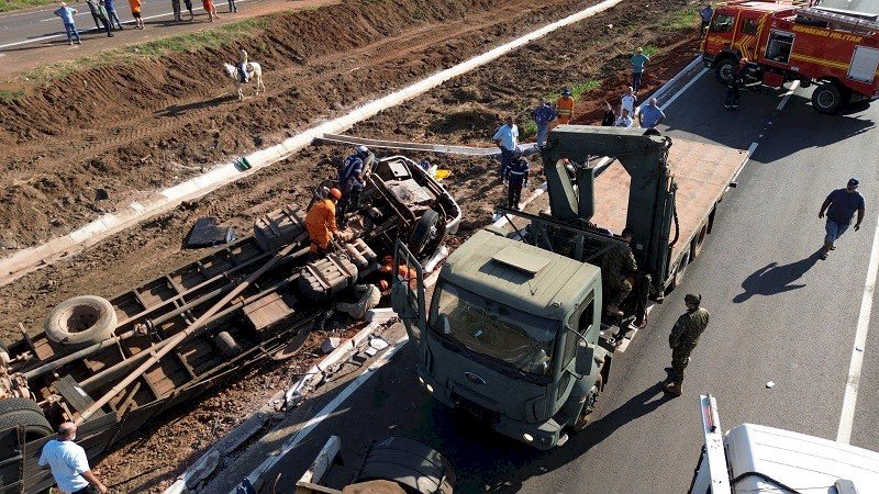 Motorista fica preso às ferragens após caminhão tombar na BR-262