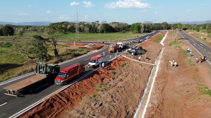 Motorista fica preso às ferragens após caminhão tombar na BR-262