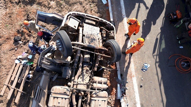 Motorista fica preso às ferragens após caminhão tombar na BR-262