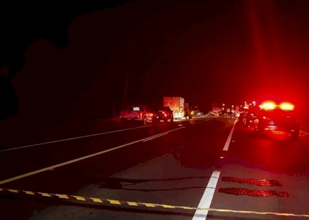 Colisão frontal entre caminhão e micro-ônibus da Prefeitura de Imbituva deixa 21 mortos e quatro feridos em Ipiranga, no Paraná.