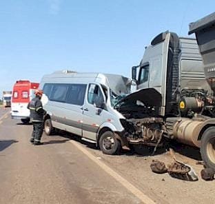 Veiculo Van que levava pacientes para atendimento medico, colide em carreta entre Dourados e Fátima do Sul