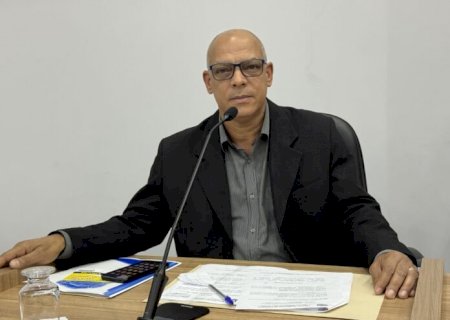 Claudião do Raio X solicita troca da grama sintética da quadra esportiva de Amandina e instalação de um novo parquinho infantil no Distrito
