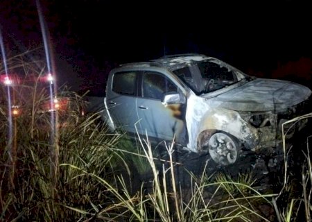 S10 pega fogo após apresentar fumaça na MS-276, em Nova Andradina