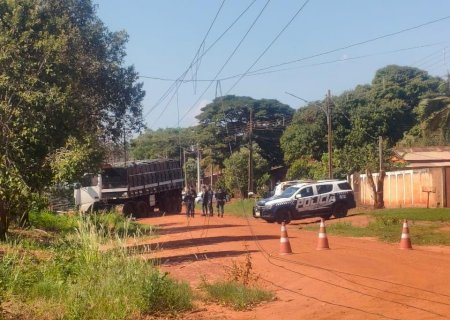 IVINHEMA: CARRETA COM GRANDE QUANTIDADE DE MACONHA É ABANDONADA APÓS FUGA DO MOTORISTA