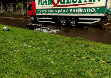 Motociclista de 19 anos morre após bater moto na traseira de caminhão em avenida de Dourados