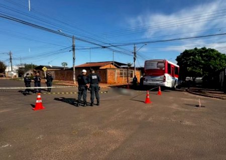 Motociclista morre após avançar placa de 'pare' e ser atingido por ônibus em Campo Grande