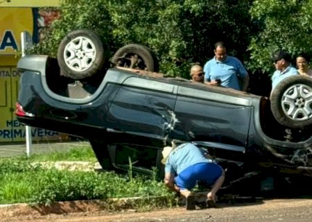 Nova Andradina: veículo Fiat Toro tomba após ser atingida por caminhonete no Jardim Universitário