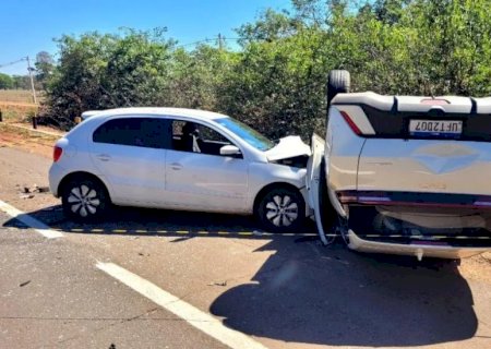 Médico de 71 anos morre após colisão e capotamento na BR-158