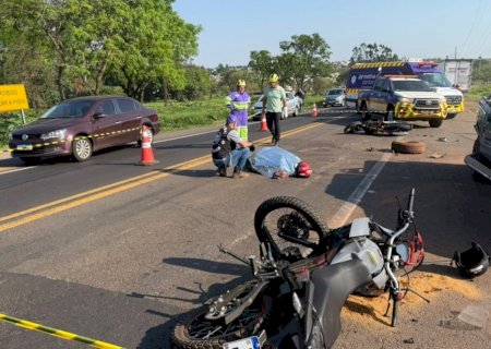 Homem morre em acidente envolvendo duas motos e uma caminhonete em cruzamento na BR-163, em Dourados