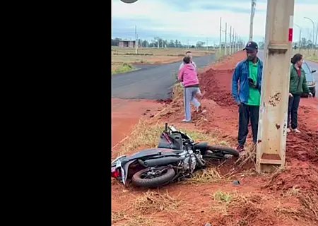 Mulher morre após perder controle de moto e bater contra poste em Água Clara