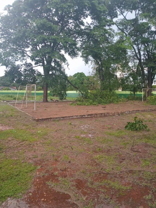 Ivinhema: forte vendaval atinge Amandina, arranca barracão e destelha casas