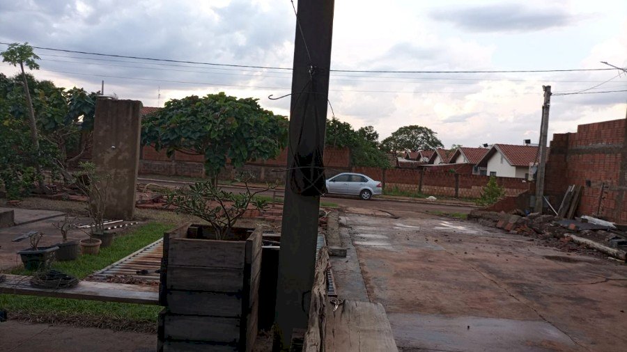 Ivinhema: forte vendaval atinge Amandina, arranca barracão e destelha casas