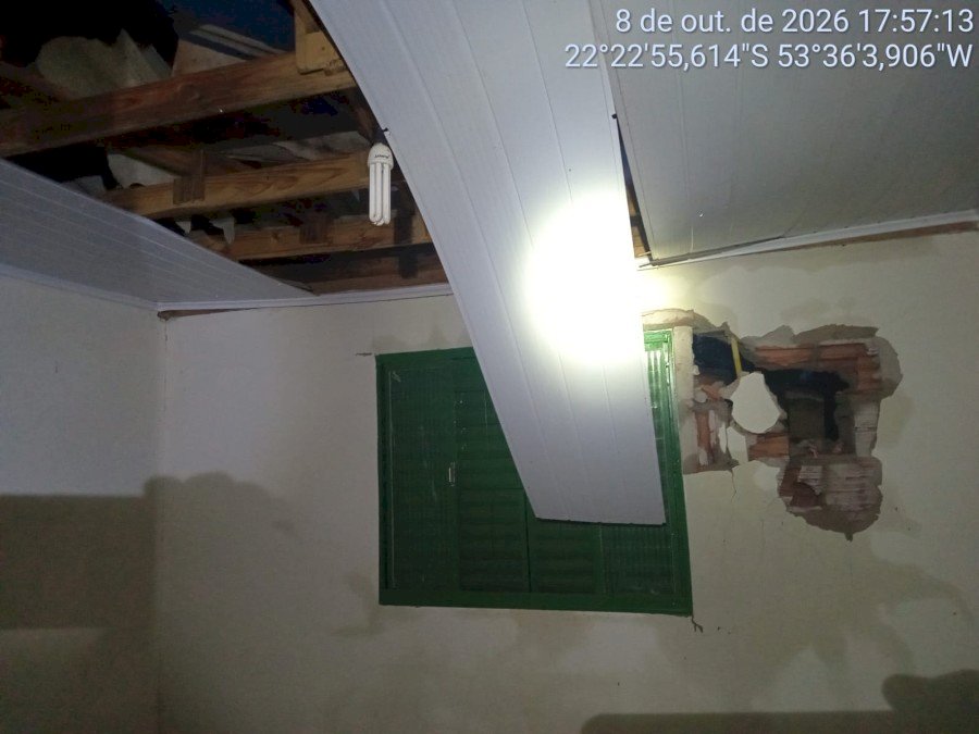 Ivinhema: forte vendaval atinge Amandina, arranca barracão e destelha casas