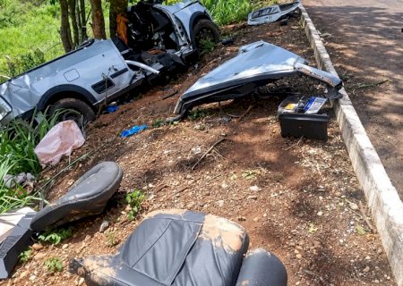 Saveiro parte ao meio após atingir árvore e deixa dois trabalhadores em estado grave