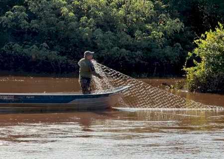 Operação Bocaiúva' apreende embarcação e flagra pesca irregular, e retira redes no Rio Iguatemi
