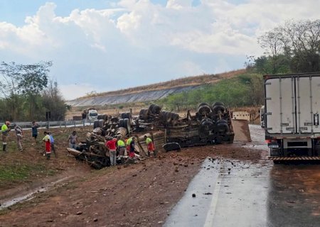 Caminhoneiro morador em Naviraí morre prensado em cabine após carreta tombar.na BR-364, em Jaciara